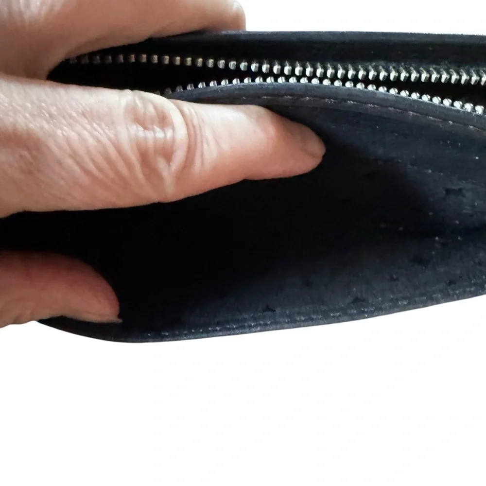 Women’s Fossil Black Leather Wallet With Zip Closure and Outside Pockets